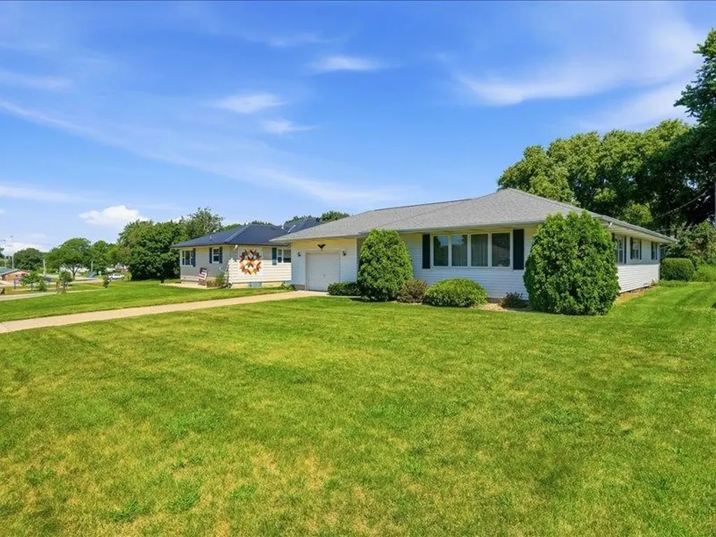 406 SE 8th Dyersville IA 52040