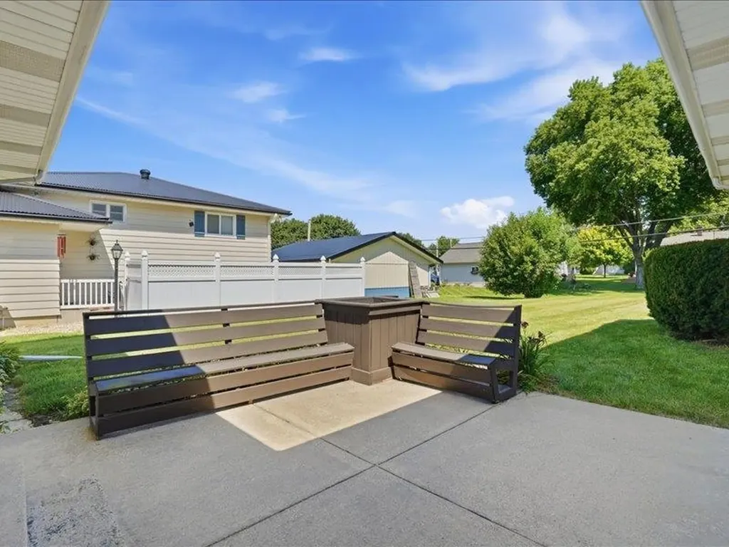 406 SE 8th Dyersville IA 52040
