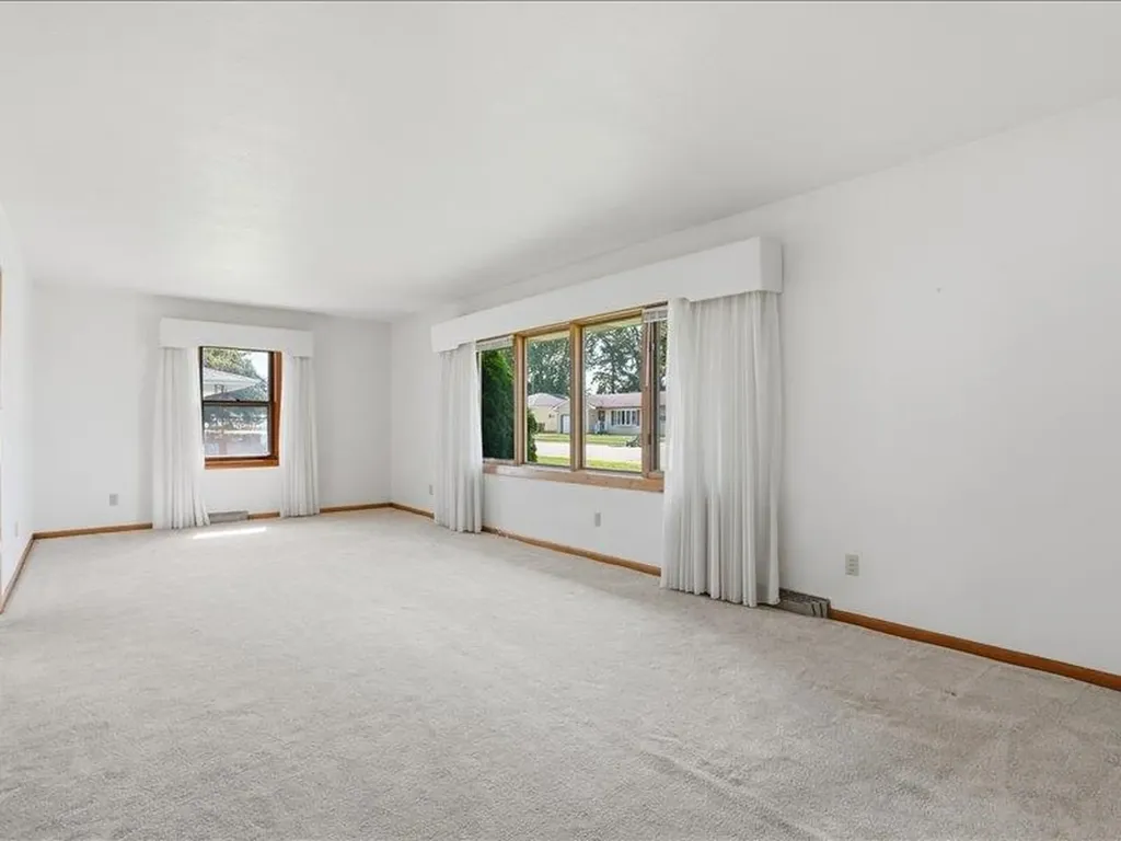 406 SE 8th Dyersville IA 52040