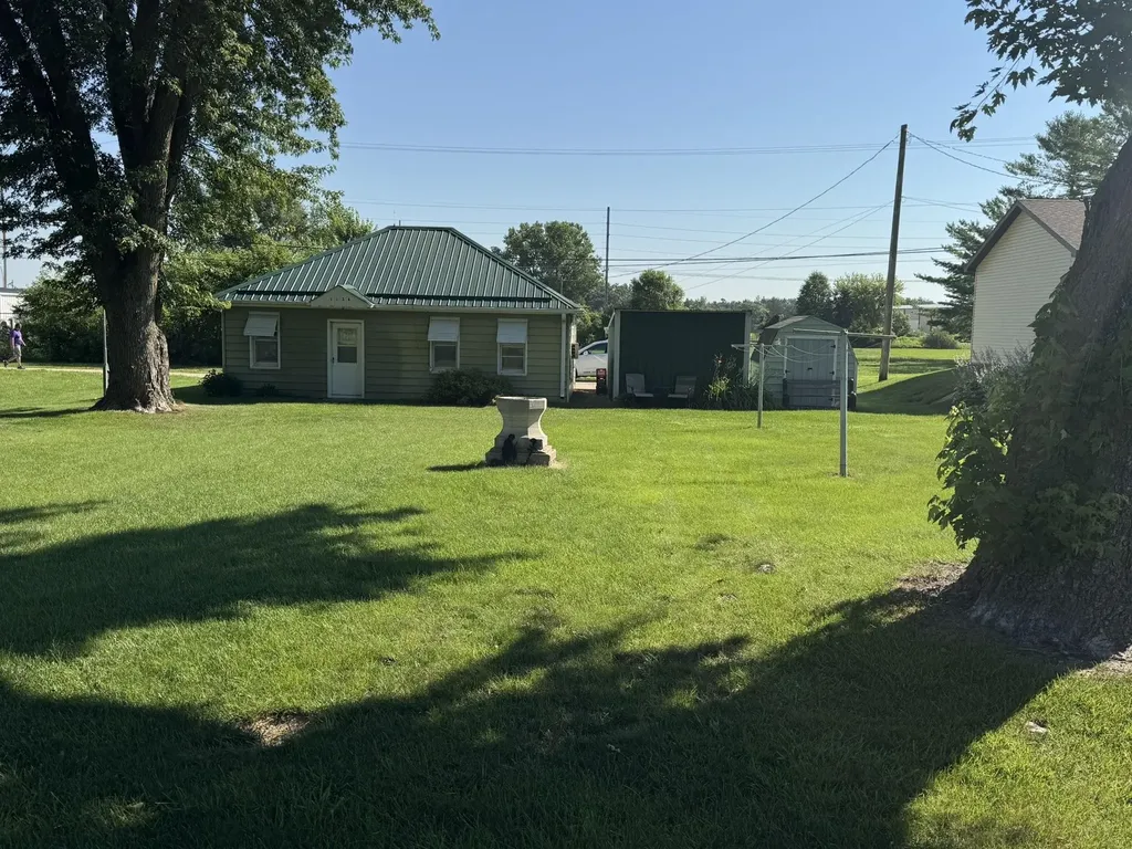 1126 SE 2nd Dyersville IA 52040