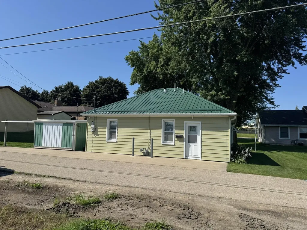 1126 SE 2nd Dyersville IA 52040