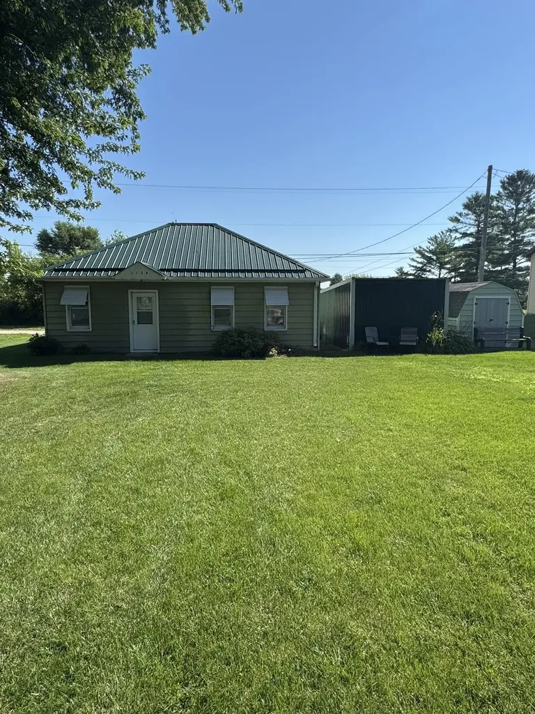 1126 SE 2nd Dyersville IA 52040