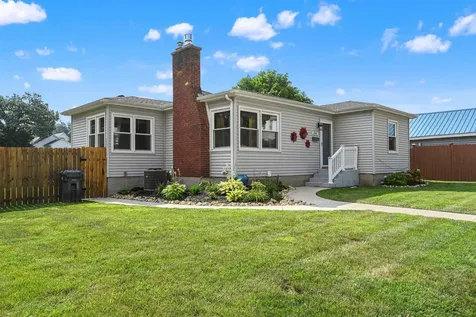 380 Glen Oak Dubuque IA 52001