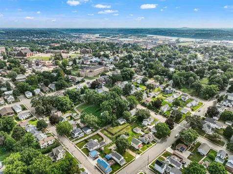 380 Glen Oak Dubuque IA 52001