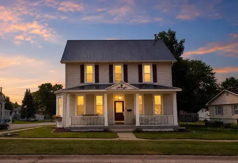 525 5th Avenue SE Dyersville IA 52040