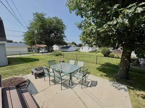 525 5th Avenue SE Dyersville IA 52040
