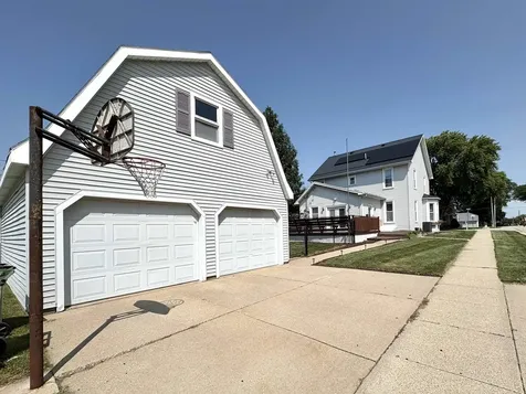 525 5th Avenue SE Dyersville IA 52040