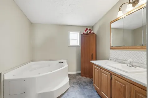 333 Valeria Dubuque IA 52001