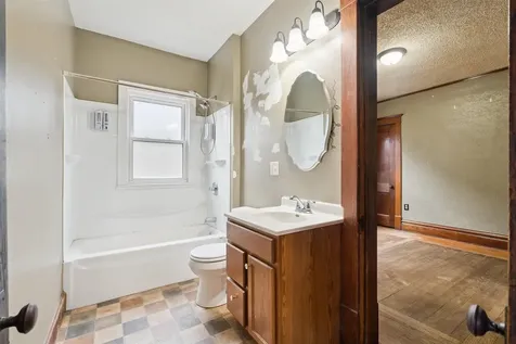 2268 Washington Dubuque IA 52001