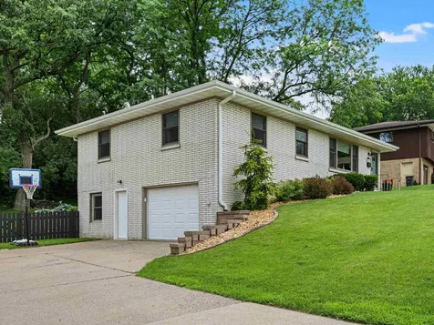 2750 N Grandview Dubuque IA 52001