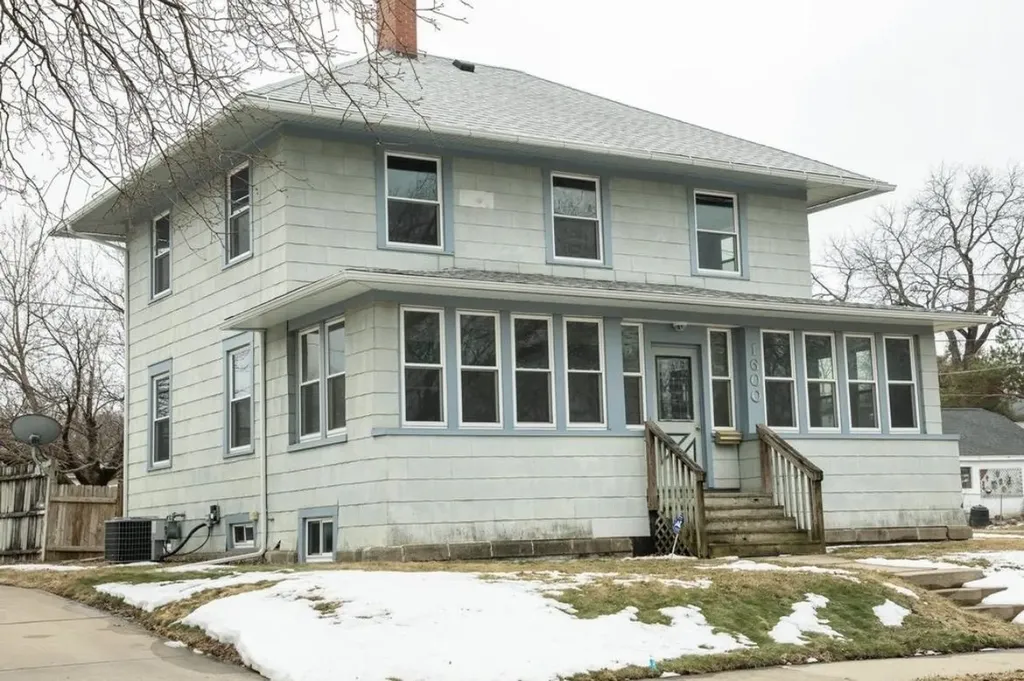 1600 Forest Waterloo IA 50702