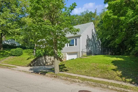 855 Kirkwood Dubuque IA 52001