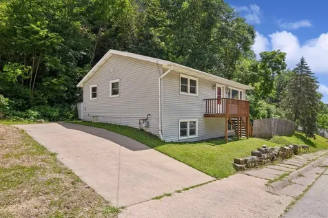 95 Valley Dubuque IA 52003