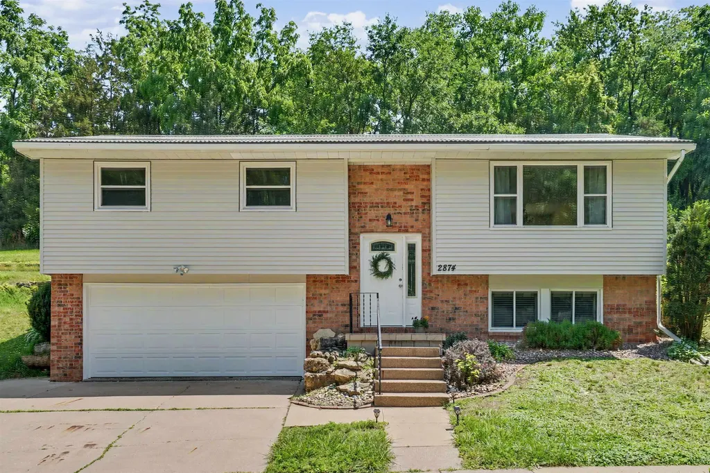 2874 Meadow Wood Dubuque IA 52001
