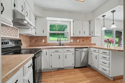 2874 Meadow Wood Dubuque IA 52001