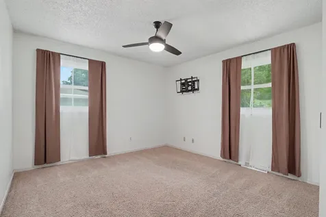 2874 Meadow Wood Dubuque IA 52001