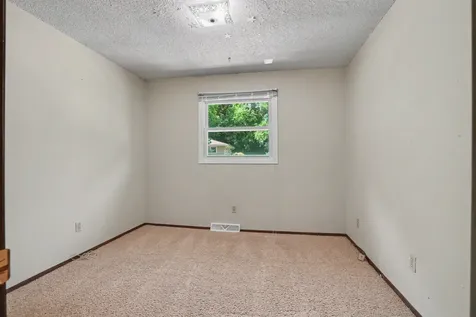 2874 Meadow Wood Dubuque IA 52001