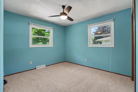 2874 Meadow Wood Dubuque IA 52001