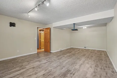 2874 Meadow Wood Dubuque IA 52001