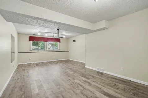 2874 Meadow Wood Dubuque IA 52001