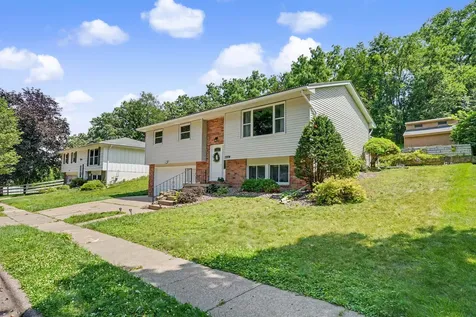 2874 Meadow Wood Dubuque IA 52001