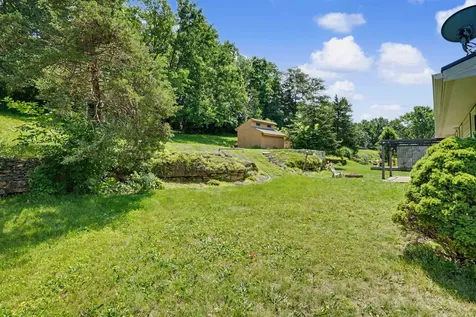 2874 Meadow Wood Dubuque IA 52001