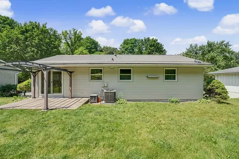 2874 Meadow Wood Dubuque IA 52001