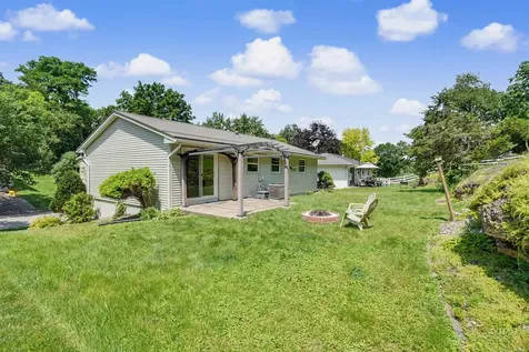 2874 Meadow Wood Dubuque IA 52001