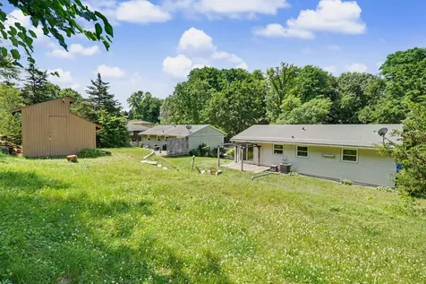 2874 Meadow Wood Dubuque IA 52001