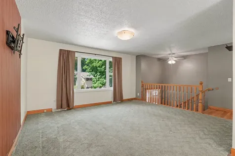 2874 Meadow Wood Dubuque IA 52001