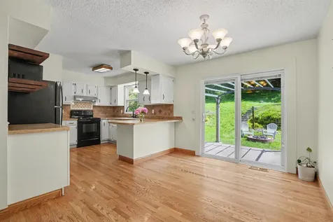 2874 Meadow Wood Dubuque IA 52001