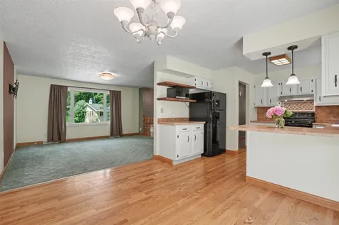 2874 Meadow Wood Dubuque IA 52001