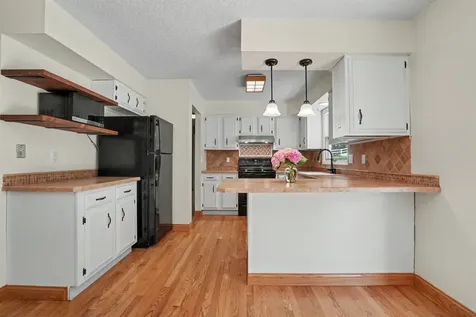 2874 Meadow Wood Dubuque IA 52001