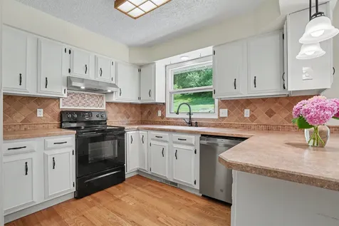 2874 Meadow Wood Dubuque IA 52001