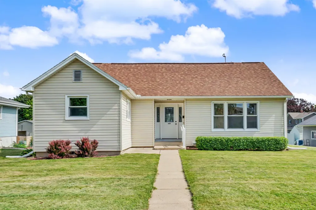 608 5th Avenue SW Cascade IA 52033