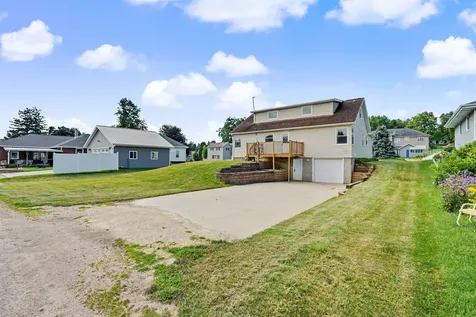 608 5th Avenue SW Cascade IA 52033
