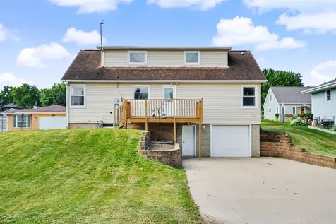608 5th Avenue SW Cascade IA 52033