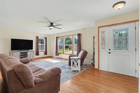 608 5th Avenue SW Cascade IA 52033