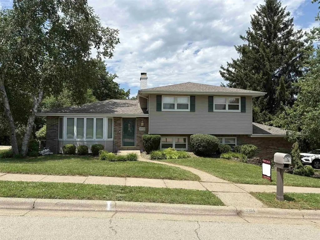 2355 Clarke Crest Dubuque IA 52001