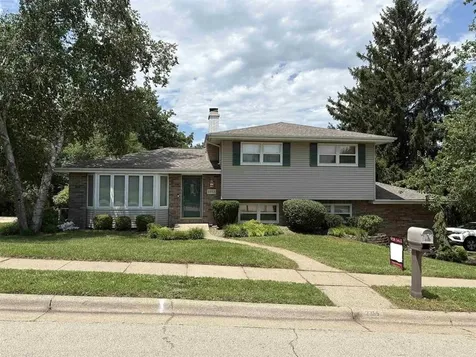 2355 Clarke Crest Dubuque IA 52001