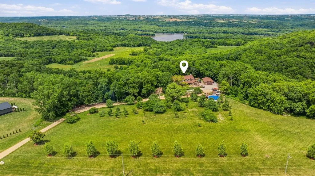 1763 St. Catherine Bellevue IA 52031