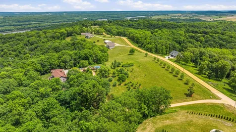 1763 St. Catherine Bellevue IA 52031