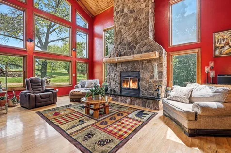 1763 St. Catherine Bellevue IA 52031
