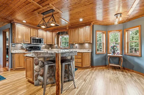 1763 St. Catherine Bellevue IA 52031