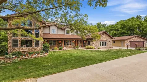 1763 St. Catherine Bellevue IA 52031