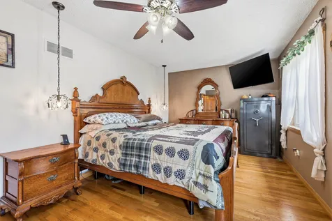 1763 St. Catherine Bellevue IA 52031