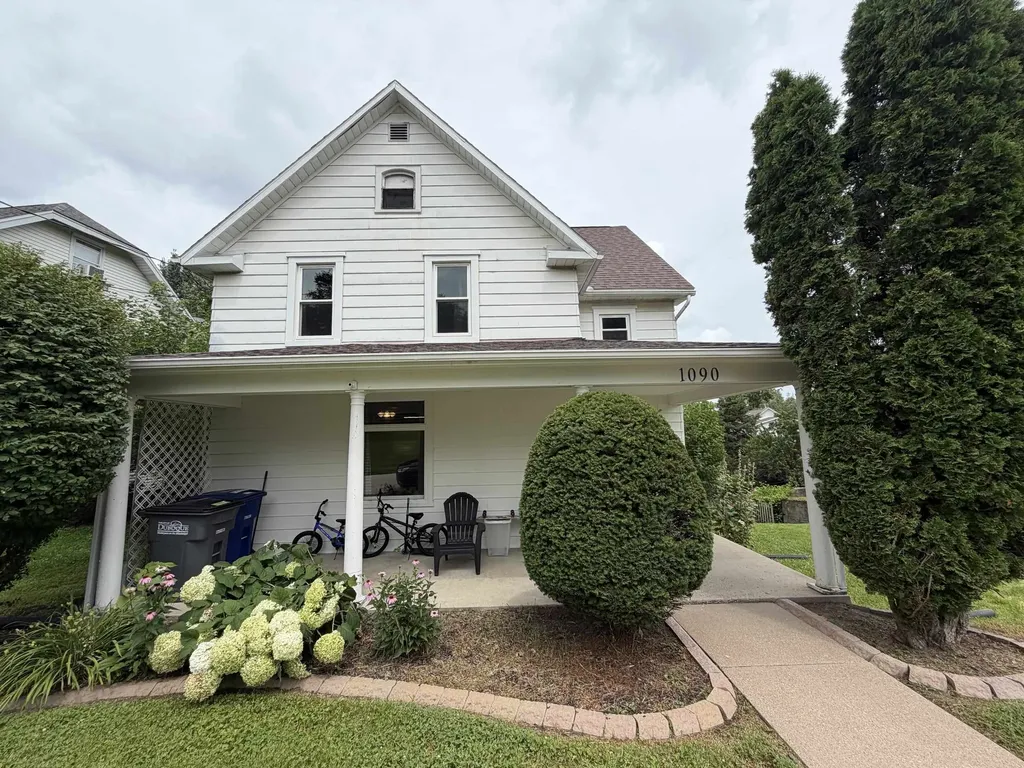 1090 Glen Oak Dubuque IA 52001