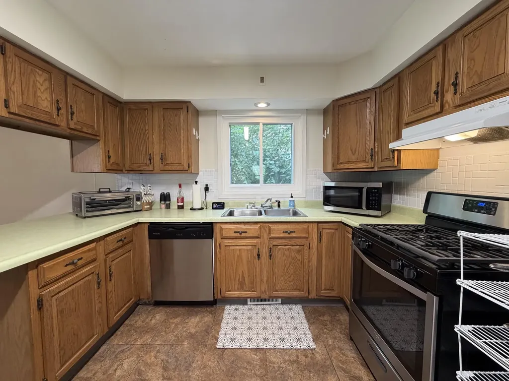1090 Glen Oak Dubuque IA 52001