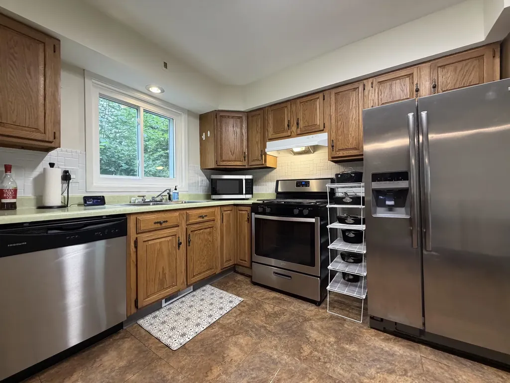 1090 Glen Oak Dubuque IA 52001