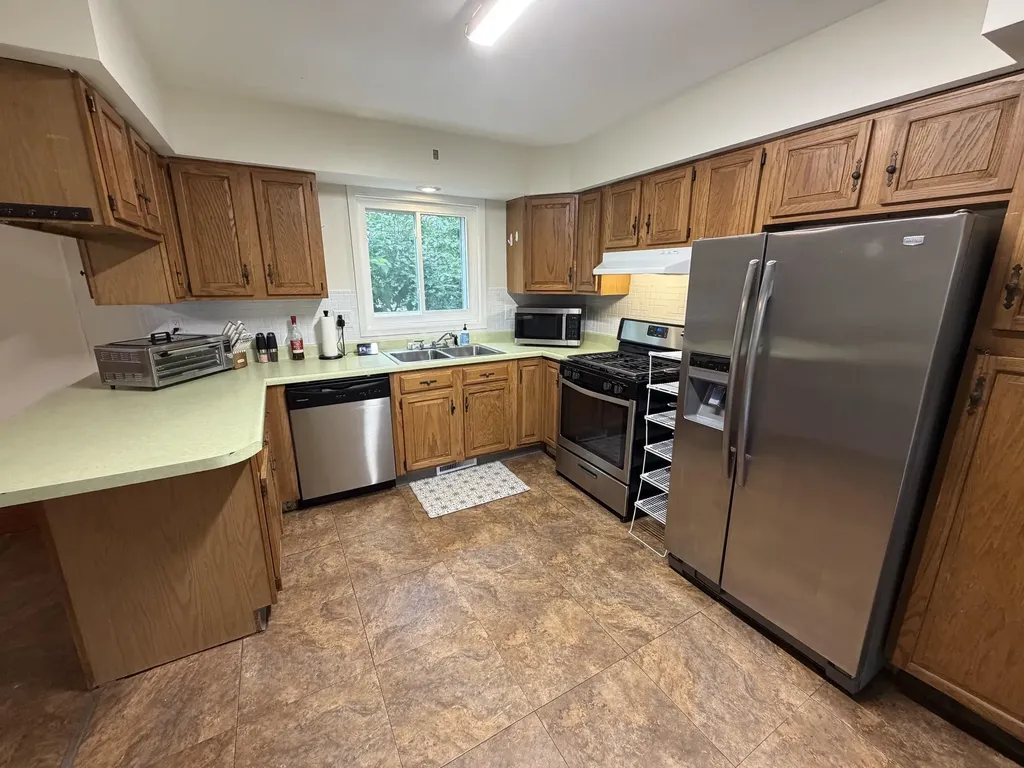1090 Glen Oak Dubuque IA 52001
